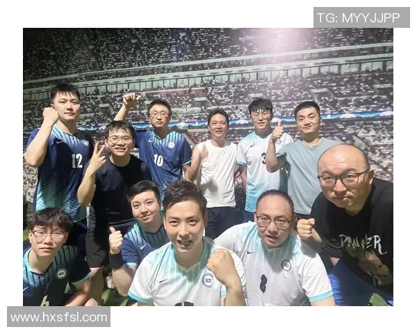 足球明星与粉丝亲密互动温馨瞬间分享头发的特别记忆