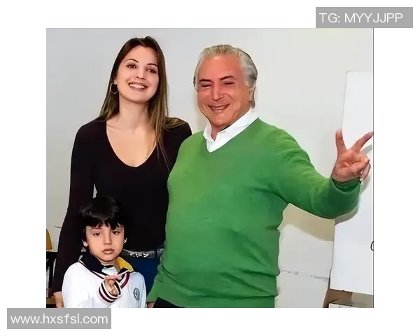 足球明星妻子优雅亮相慈善晚会引发媒体热议与关注